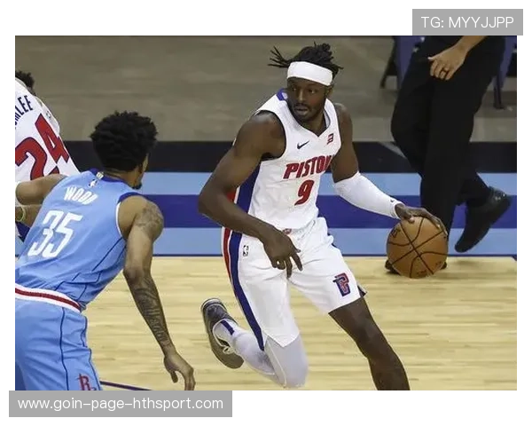 篮球双手暴扣震撼全场：激情与力量的完美交融