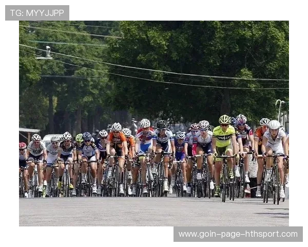 自行车突破口出现后全队瞬间集体加速