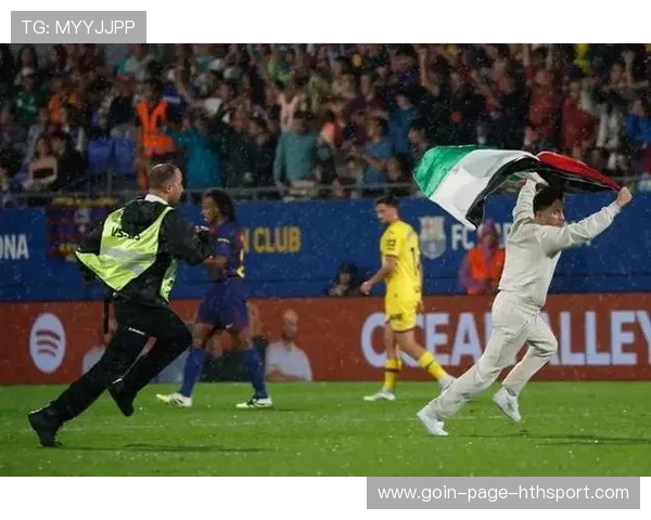 球迷提前冲入场内庆祝，导致比赛延后