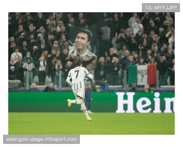 利物浦小基耶萨倒地勾球完成清理,惊艳全场引发球迷热议 利物浦小基耶萨倒地勾球完成清理,惊艳全场引发球迷热议