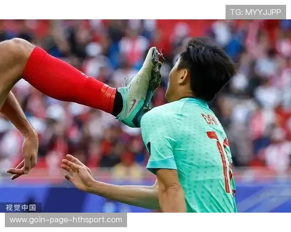 戴伟浚主罚任意球击中横梁惊出对方冷汗